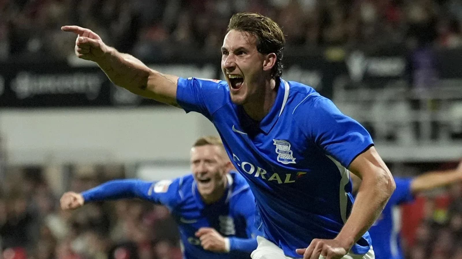 Jugador de Birmingham celebrando un gol en partido