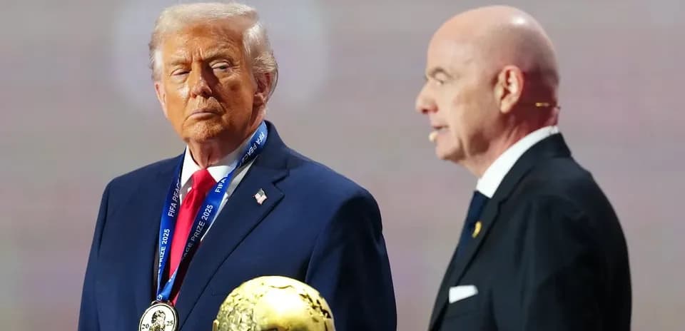 Donald Trump recibiendo un premio FIFA 2025