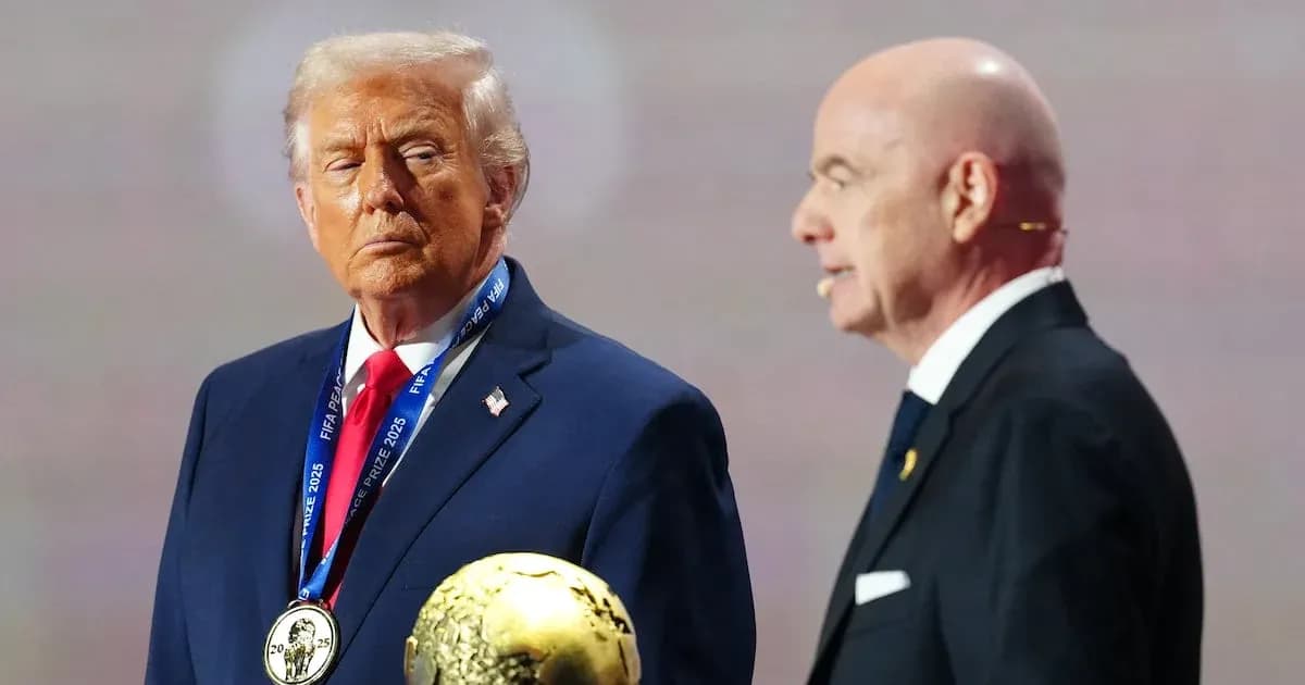 Donald Trump recibiendo un premio FIFA 2025