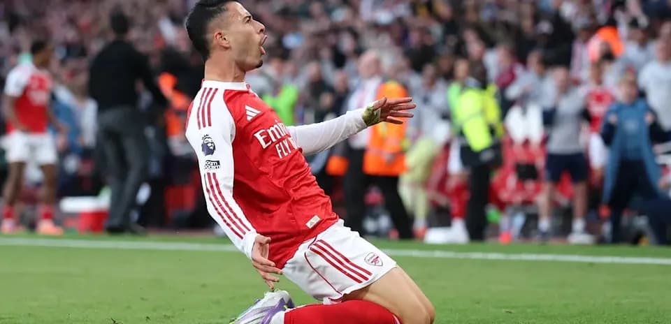 Jugador celebrando un gol en el Emirates Stadium