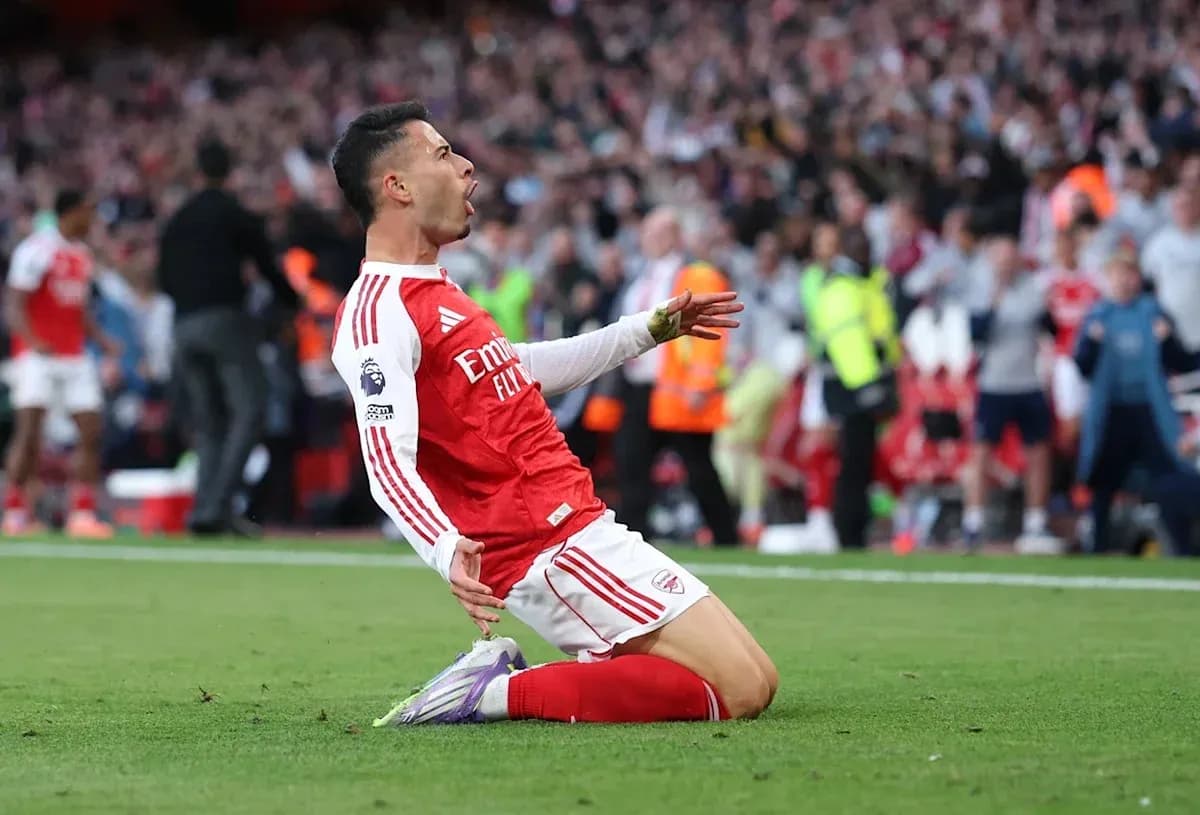 Jugador celebrando un gol en el Emirates Stadium