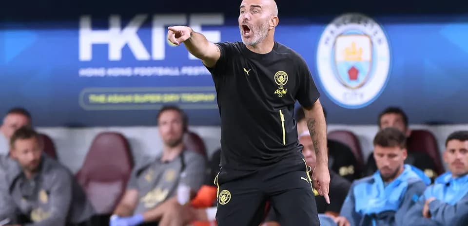 Entrenador dirigiendo a su equipo desde la banca