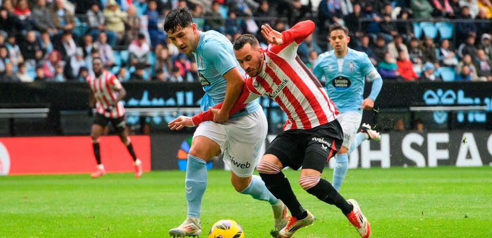 Jugadores de Athletic Club y Celta Vigo en acción