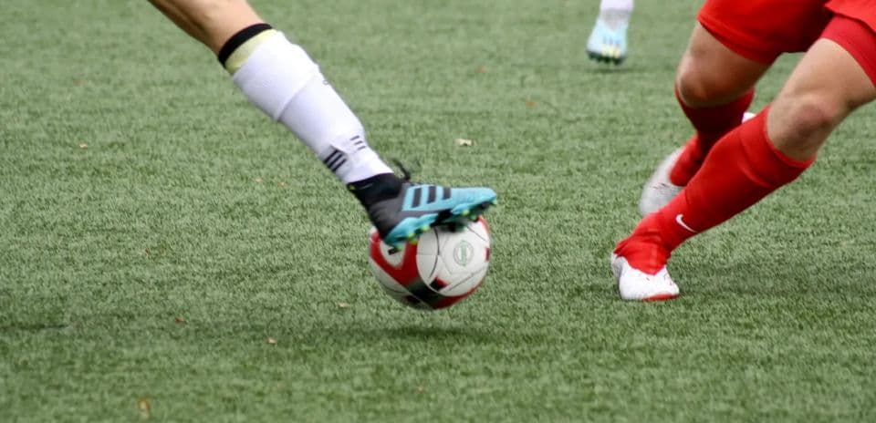 Jugadoras compitiendo por el balón en el partido