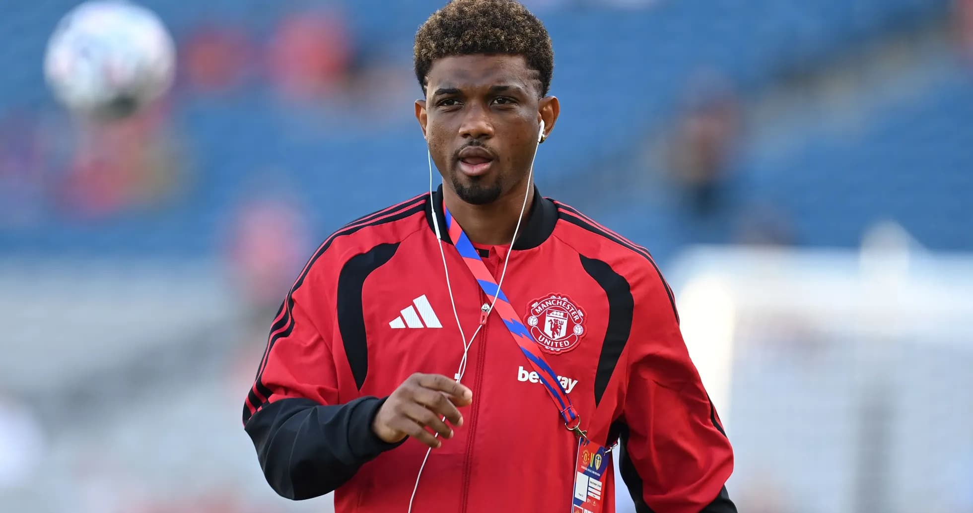 Jugador de Manchester United en calentamiento previo al partido