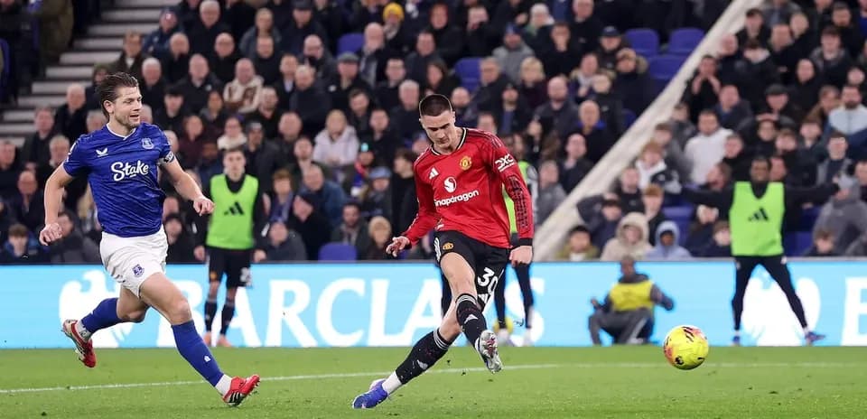 Jugador de Everton persiguiendo a jugador de Manchester United