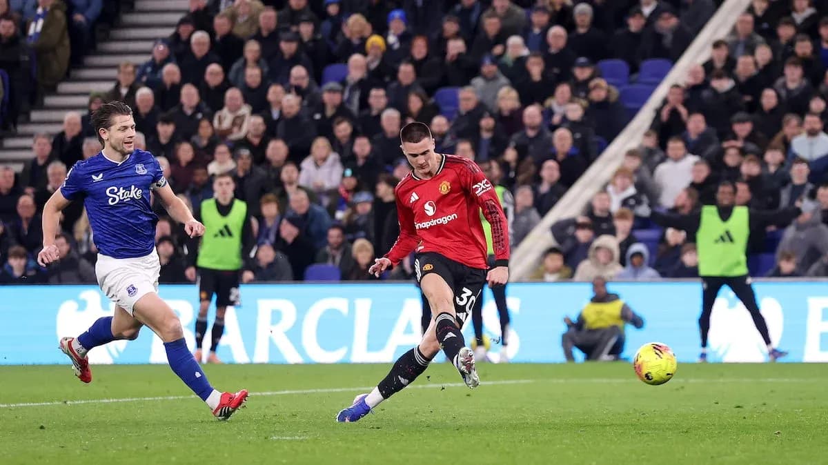 Jugador de Everton persiguiendo a jugador de Manchester United