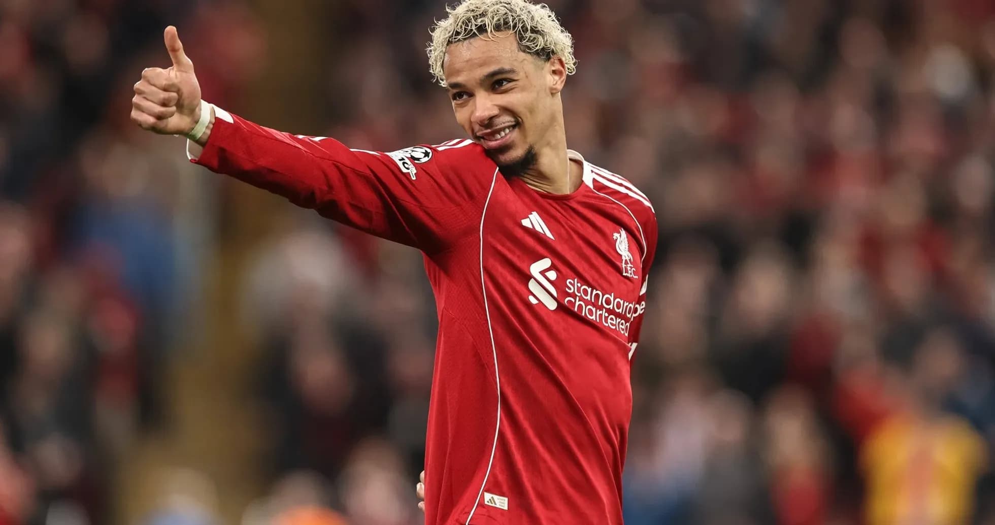 Jugador de Liverpool haciendo un gesto de aprobación