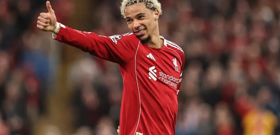 Jugador de Liverpool haciendo un gesto de aprobación