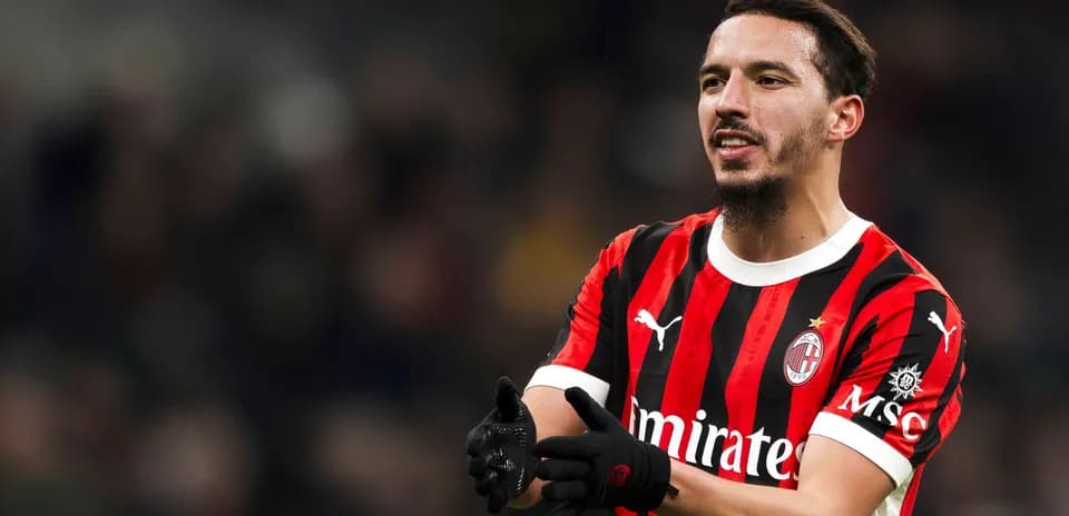 Jugador de AC Milan aplaudiendo durante el partido