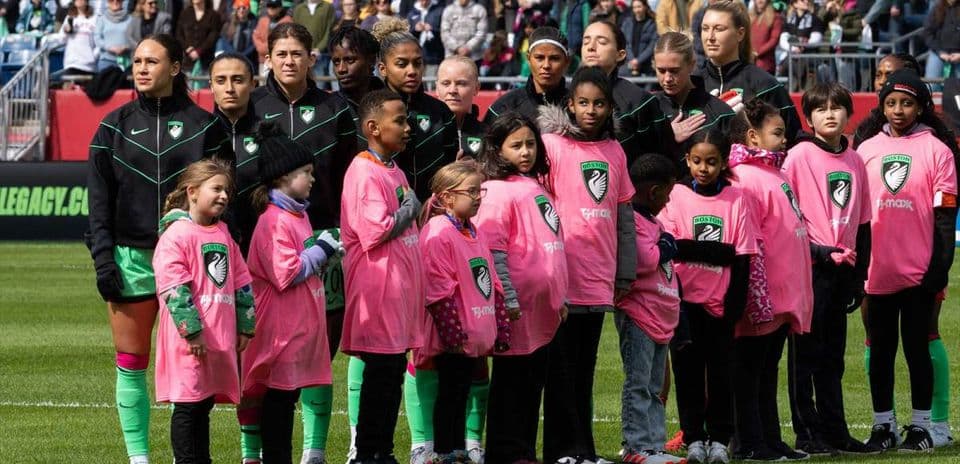 Jugadoras de Boston Legacy con niños en el campo