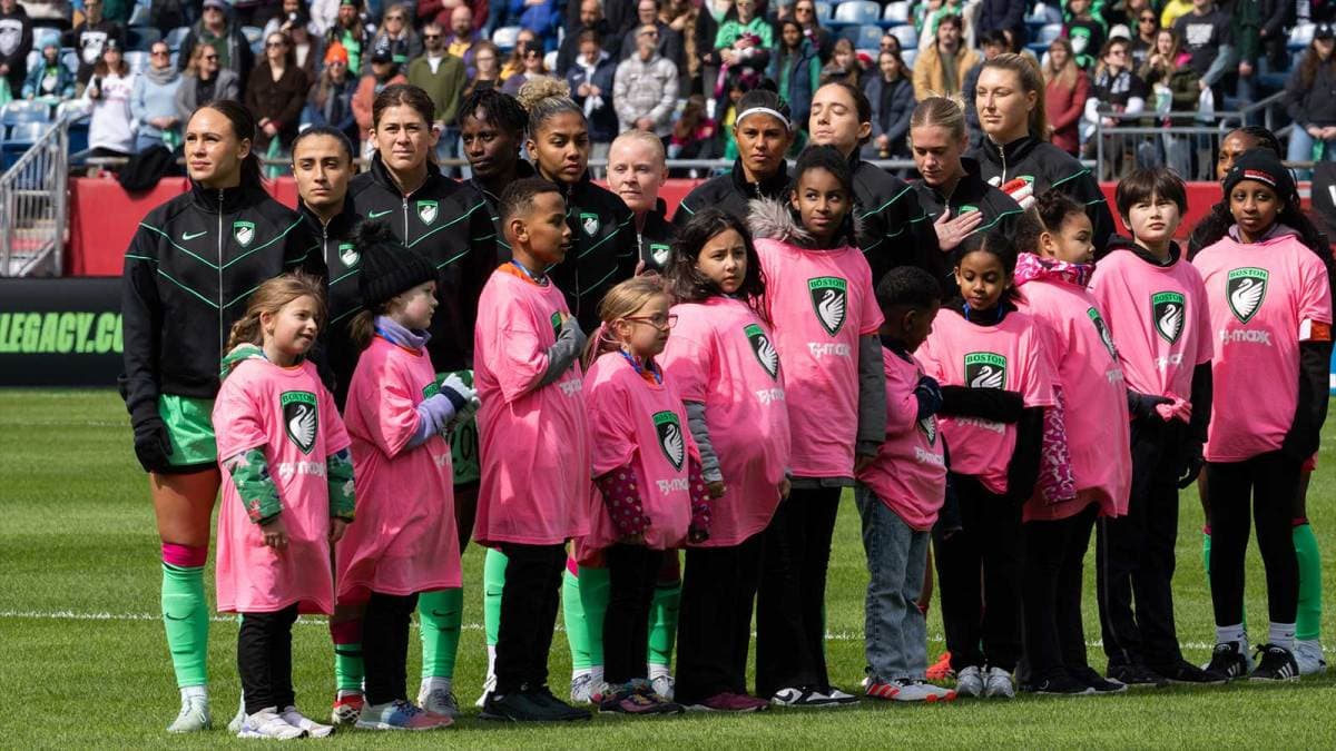Jugadoras de Boston Legacy con niños en el campo