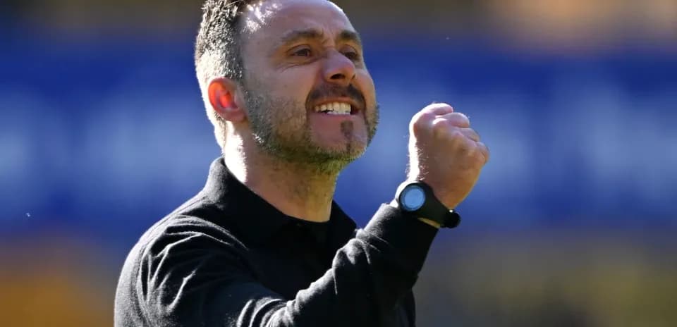 Entrenador celebrando con el puño cerrado enérgicamente