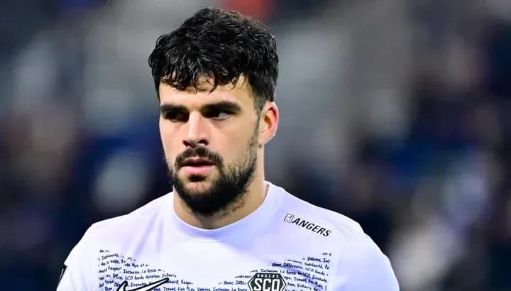 Jugador con camiseta del Angers SCO en el campo