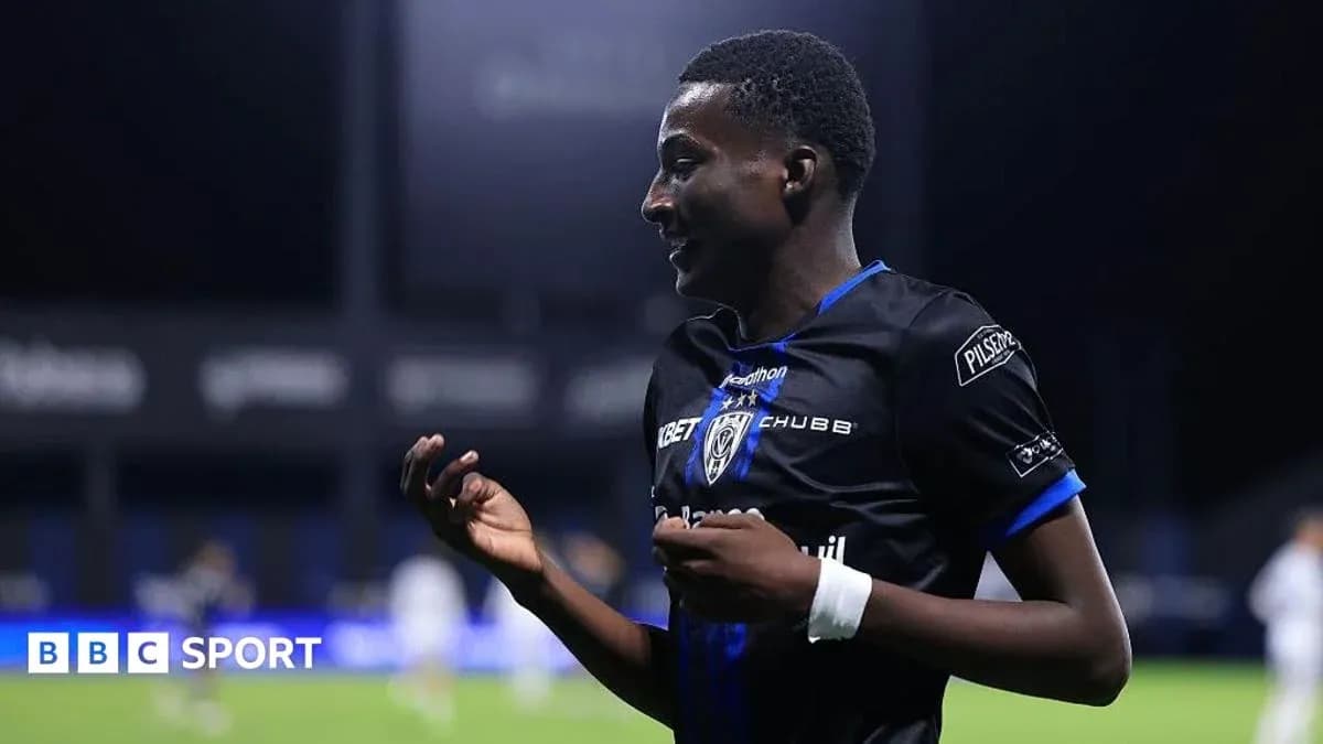 Jugador celebrando en el campo durante el partido