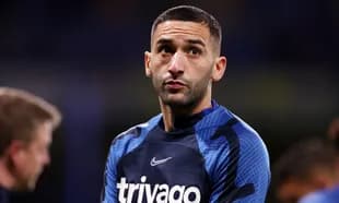 Jugador en calentamiento con uniforme de entrenamiento