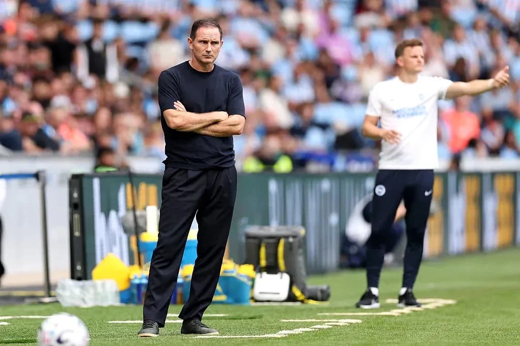 Entrenador y asistente en la línea de banda