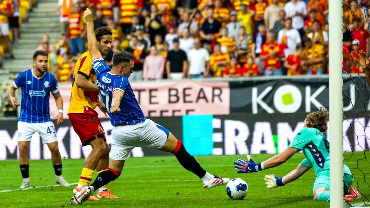 Acción de juego entre Rangers y Jagiellonia
