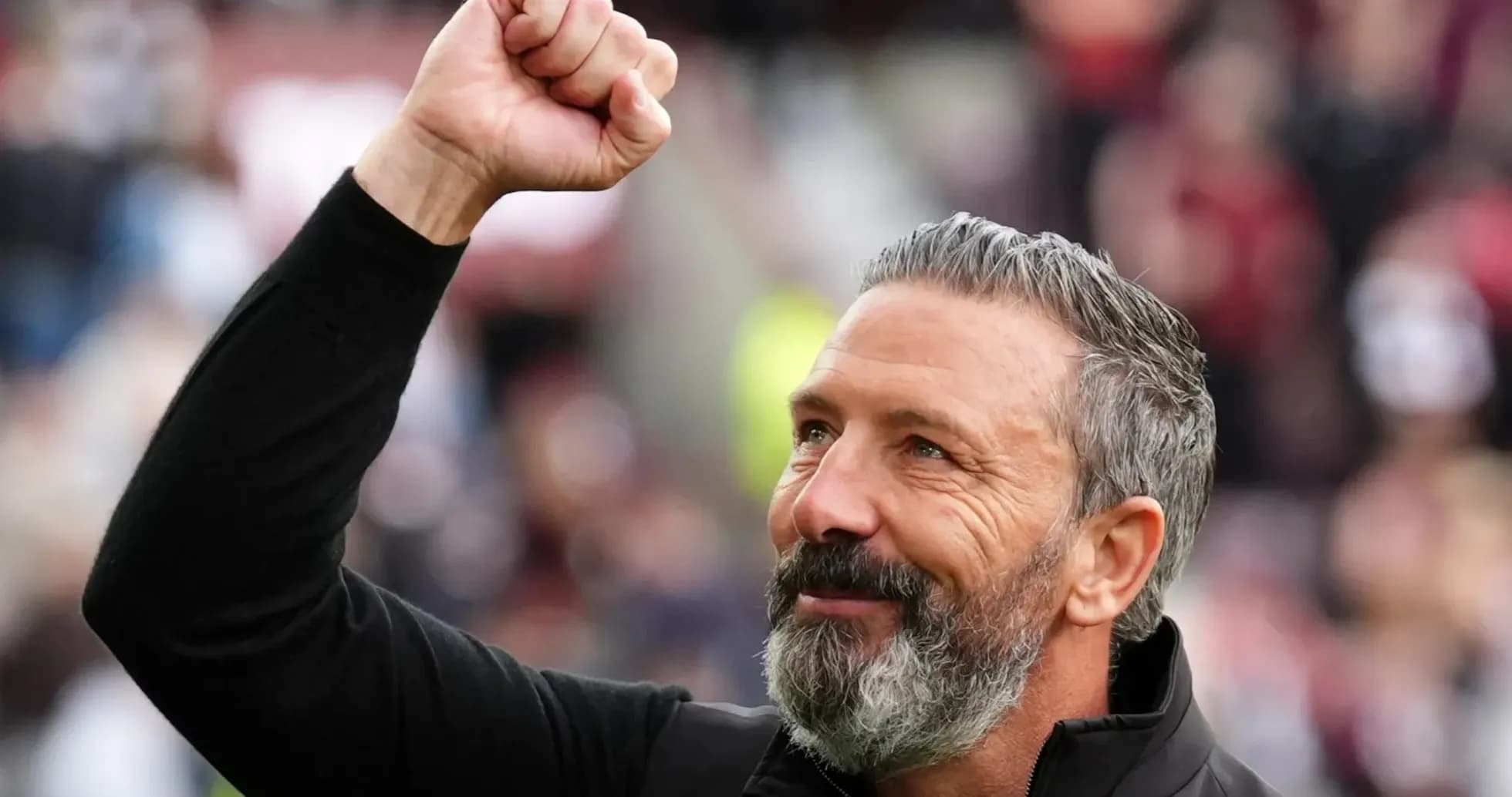 Entrenador levantando el puño en señal de triunfo