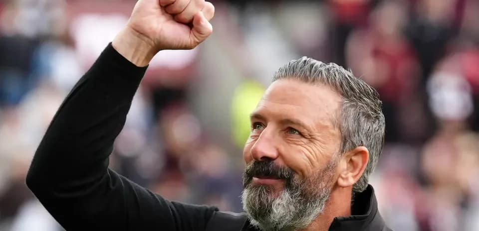 Entrenador levantando el puño en señal de triunfo