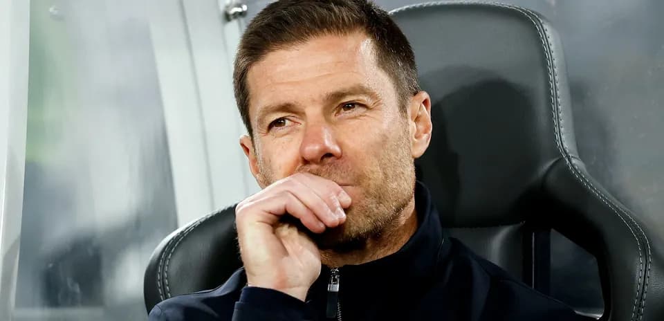 Entrenador pensativo en el banquillo durante el partido