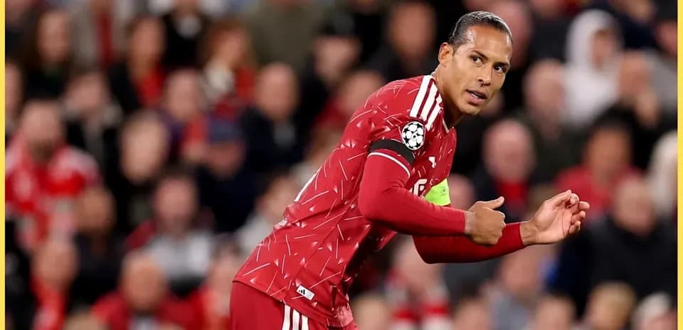 Jugador con camiseta roja en acción durante el partido
