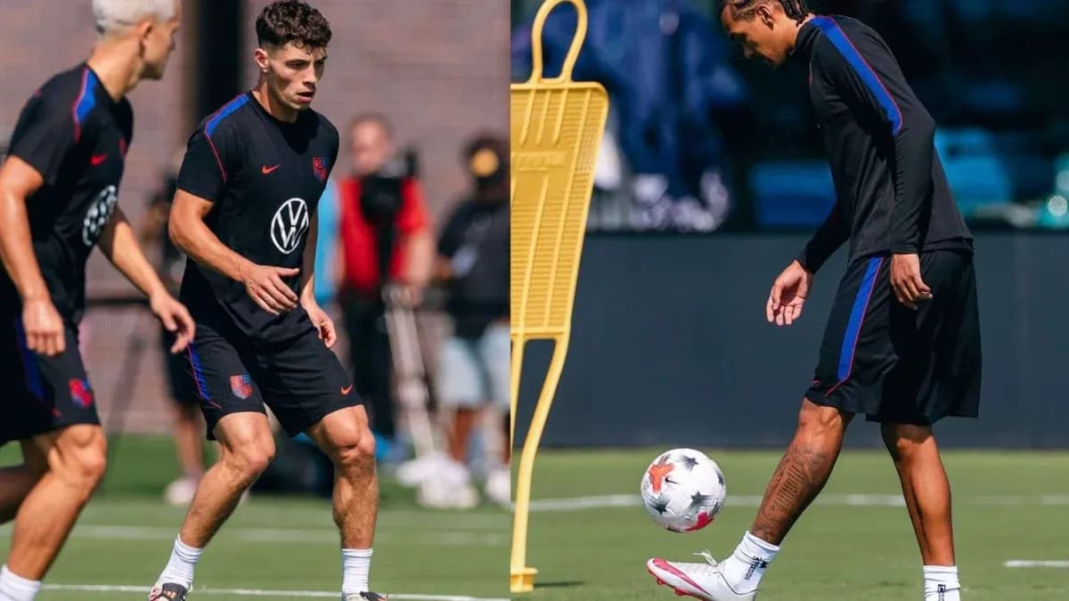 Jugadores entrenando en el campo de fútbol