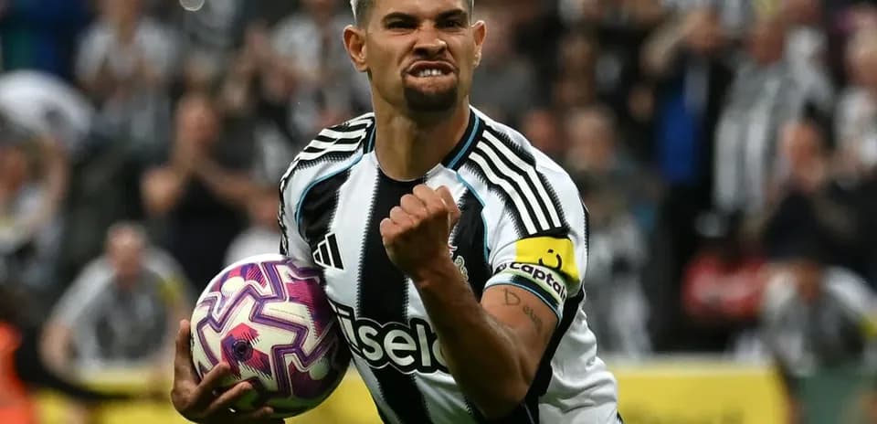 Jugador celebrando con balón en el estadio