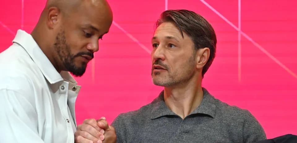 Dos hombres conversando en un evento formal