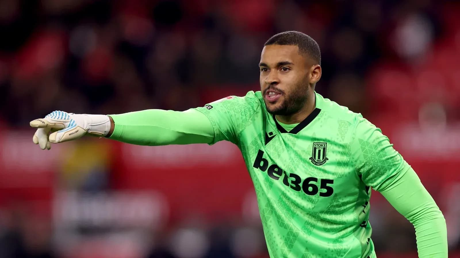 Portero de Stoke City señalando durante el partido