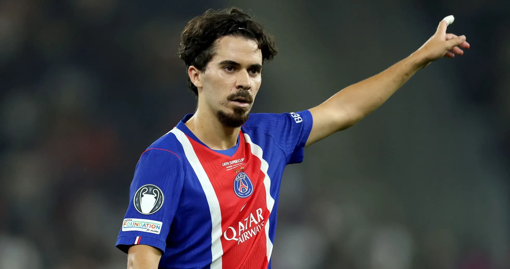 Jugador de PSG señalando durante un partido