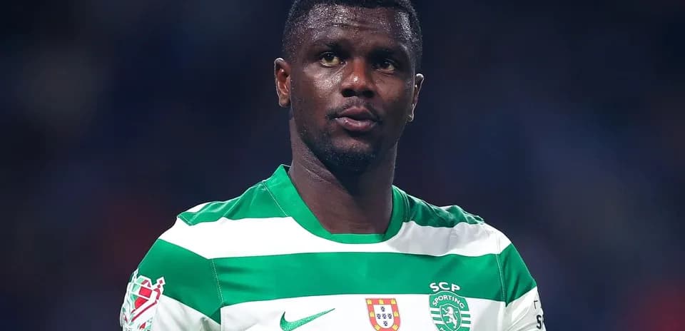 Jugador de Sporting CP con camiseta a rayas verdes y blancas