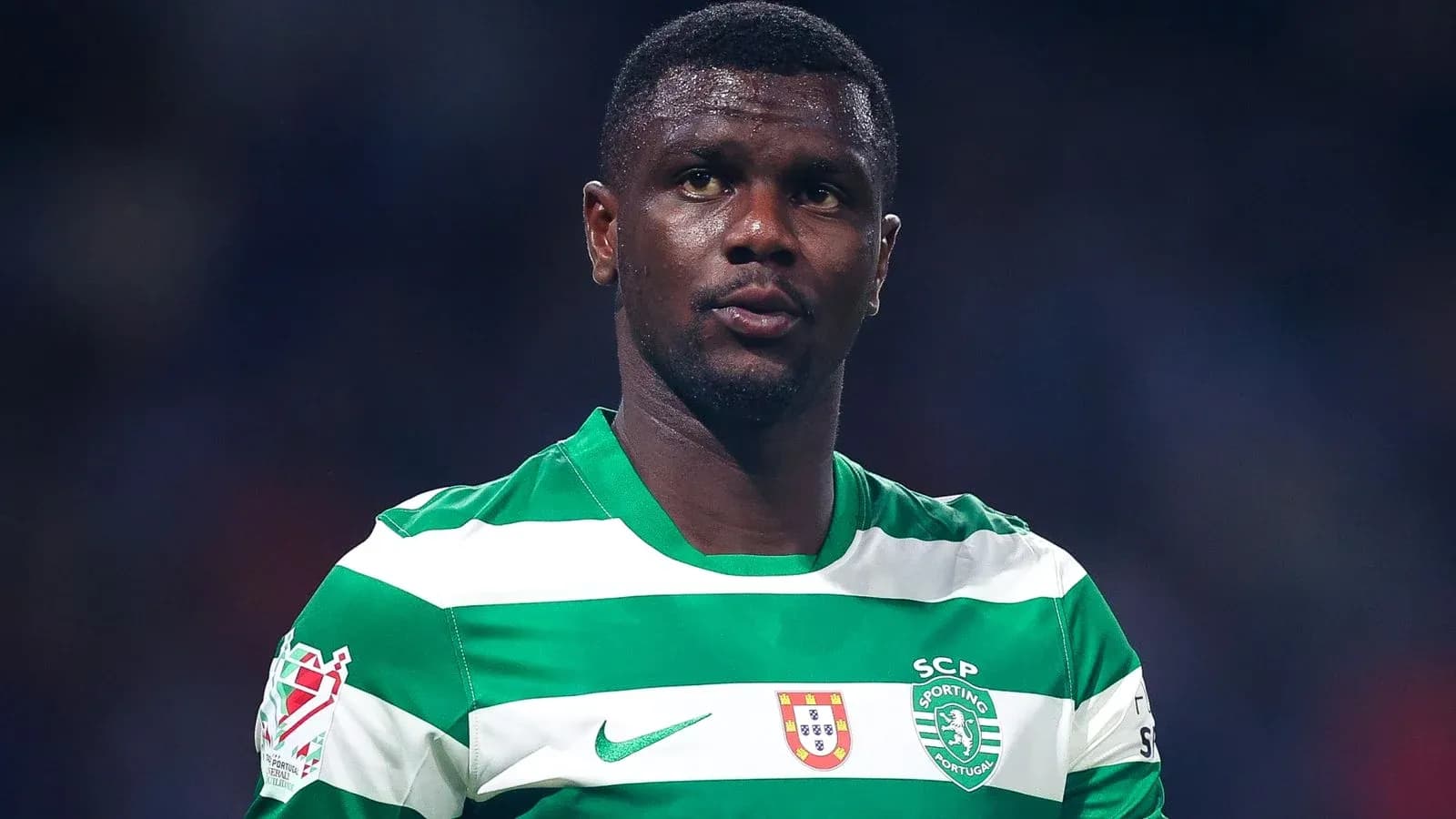 Jugador de Sporting CP con camiseta a rayas verdes y blancas