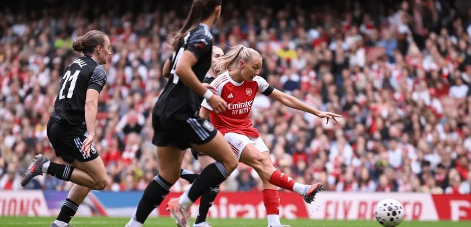 Jugadora de Arsenal W disparando a la portería