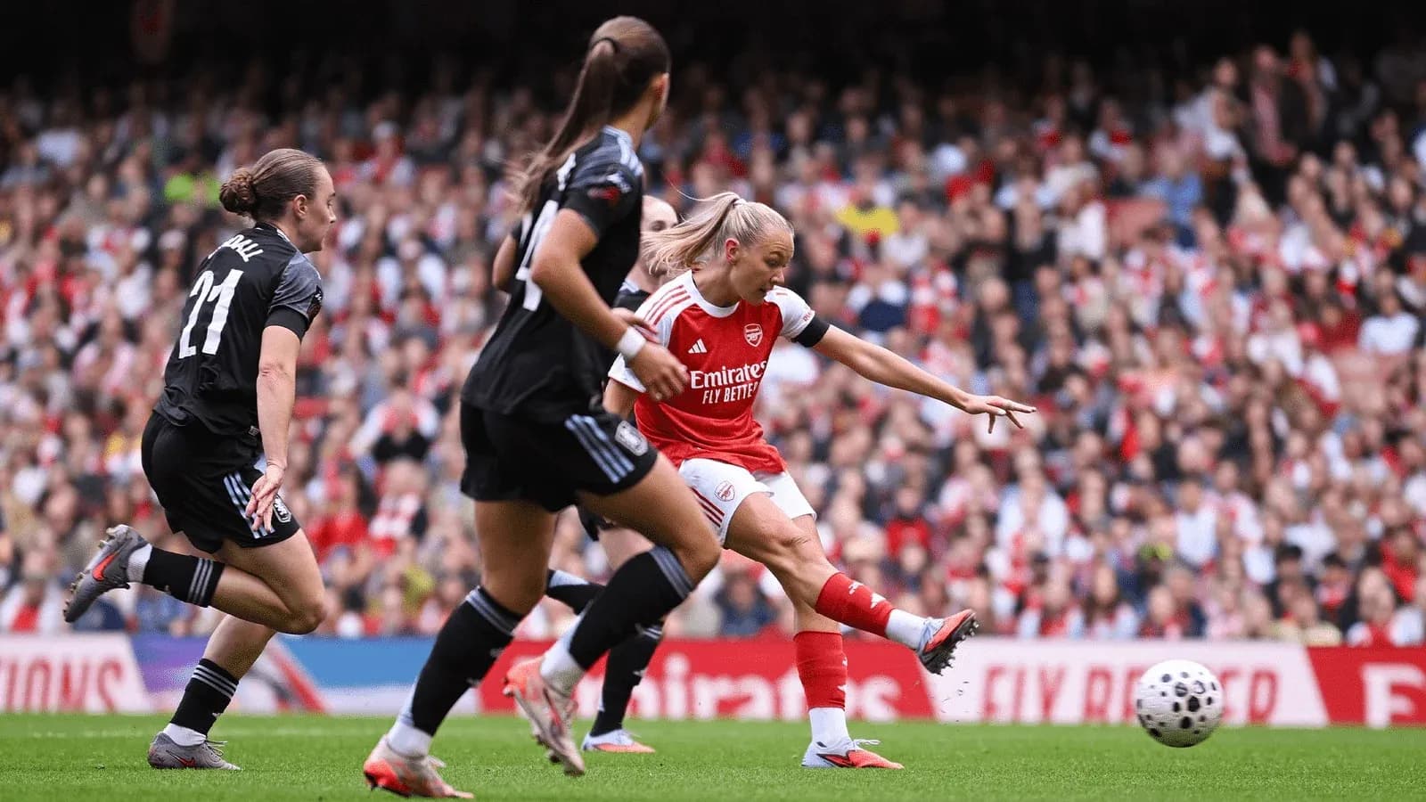 Jugadora de Arsenal W disparando a la portería