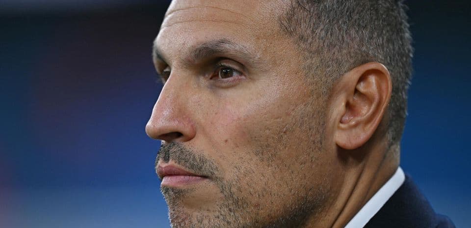 Hombre en perfil con expresión seria en evento