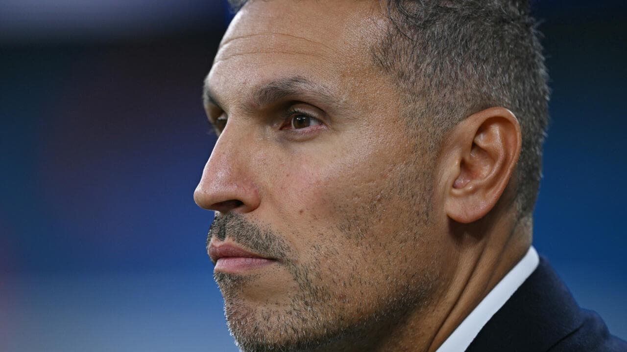 Hombre en perfil con expresión seria en evento