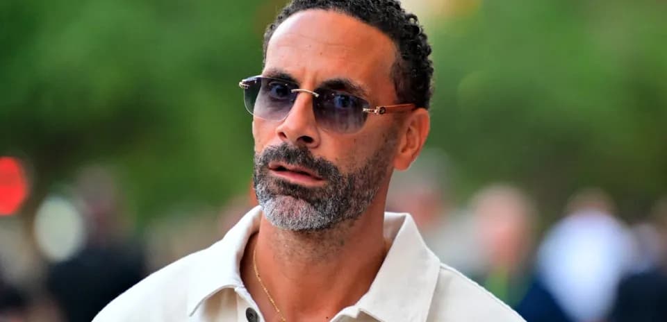 Hombre con gafas de sol y camisa clara