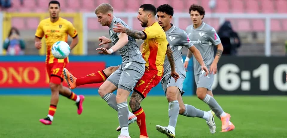 Jugadores compitiendo por el balón en el partido