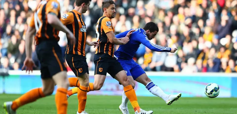 Un jugador de Chelsea dispara durante el partido