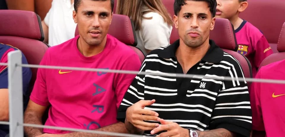 Dos jugadores sentados en el estadio de fútbol