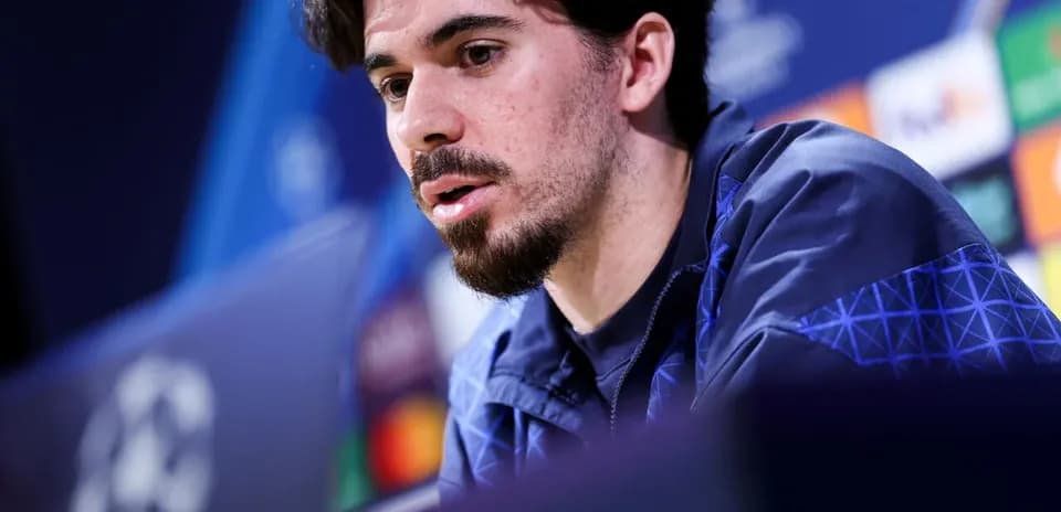 Jugador hablando en conferencia de prensa de la UEFA