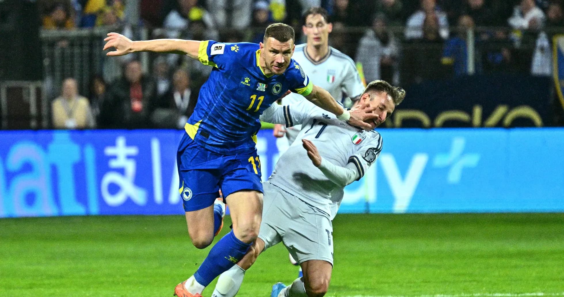 Jugador de Bosnia derribando a rival italiano en partido