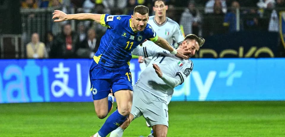 Jugador de Bosnia derribando a rival italiano en partido