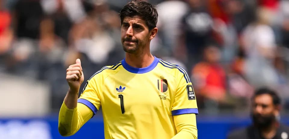 Portero belga señalando durante el partido