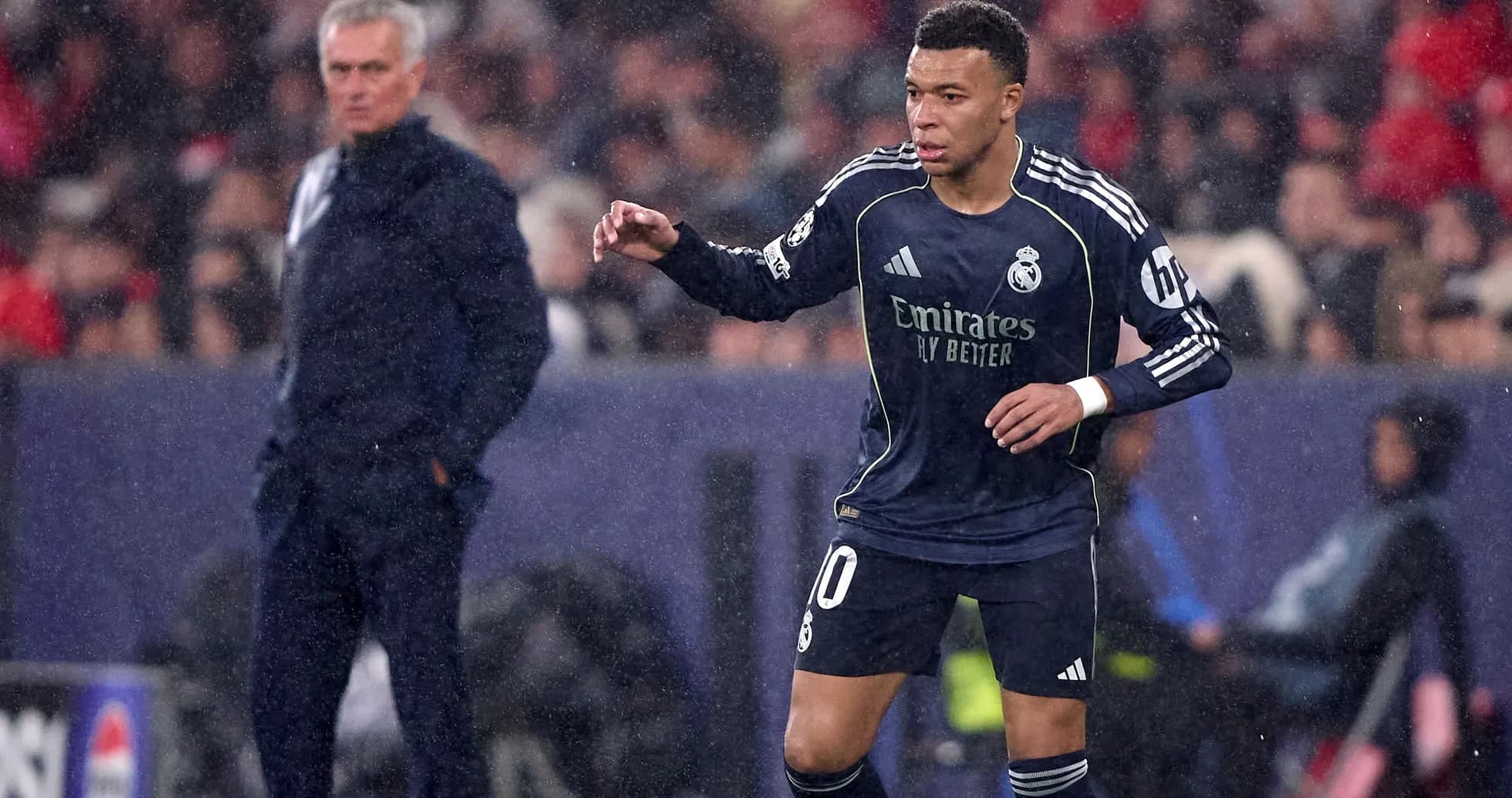 Kylian Mbappé jugando en un partido bajo la lluvia