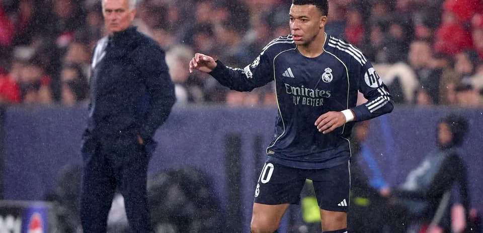 Kylian Mbappé jugando en un partido bajo la lluvia