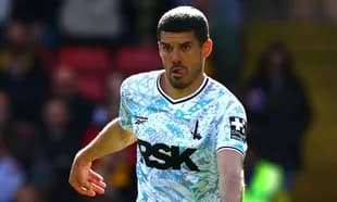 Jugador corriendo durante un partido de fútbol