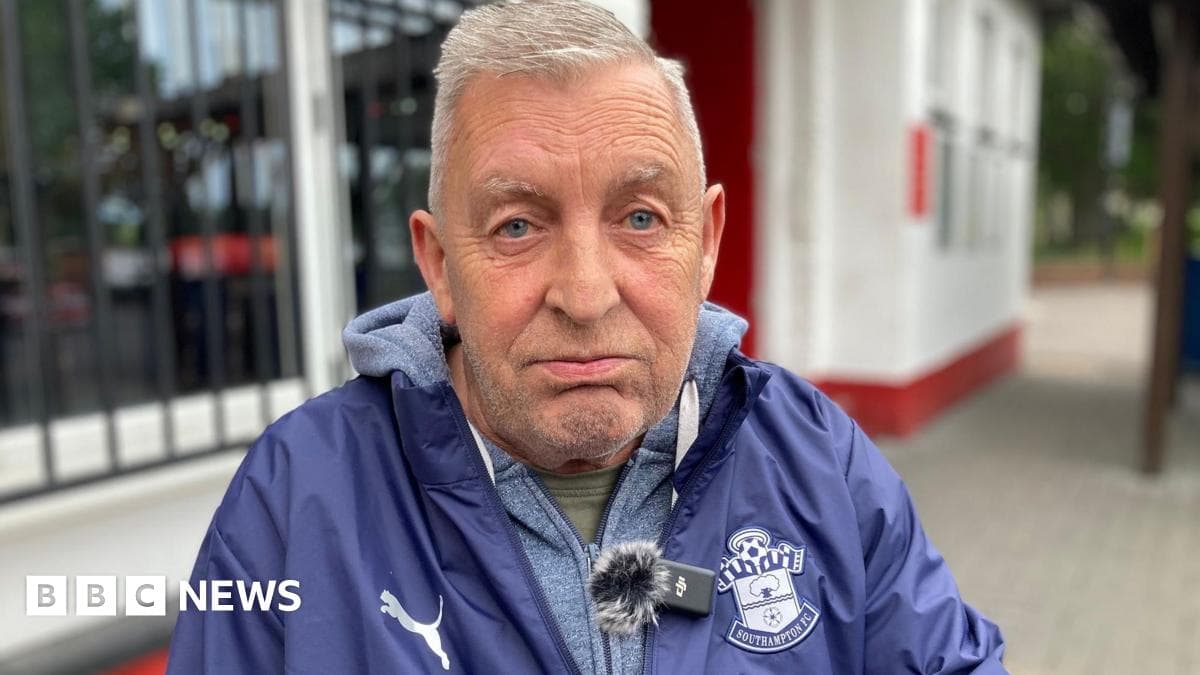 Hombre con chaqueta de Southampton FC en exterior