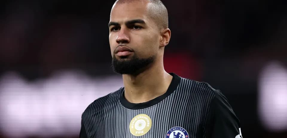 Jugador de Chelsea con camiseta negra en el campo